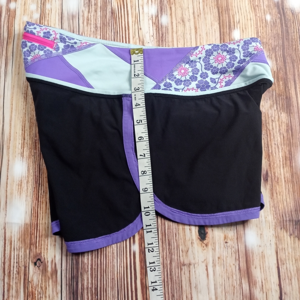 LULULEMON GROOVY RUN FLORAL SHORT BLACK/ QUILT/ POWER PURPLE, SIZE 6 - Picture 12 of 13